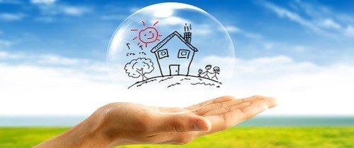 eine hand hält eine Blase in der ein Haus mit einer Familie zeichnerisch abgebildet ist
