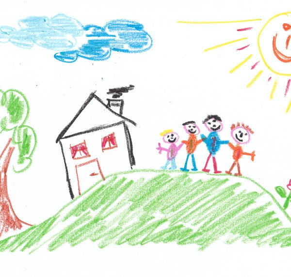 Eine Kinderzeichnung von einem Haus auf einem Hügel und einer Familie daneben