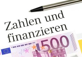 500€ Schein darüber steht "Zahlen und finanzieren" und darüber ein Kugelschreiber