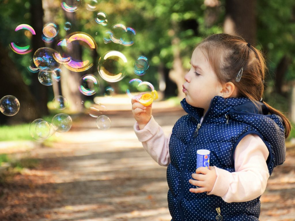 Ein Kind das Seifenblasen pustet