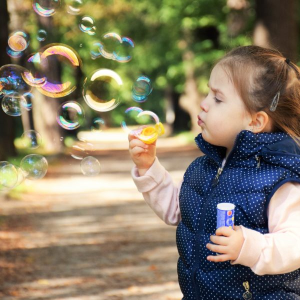 Ein Kind das Seifenblasen pustet