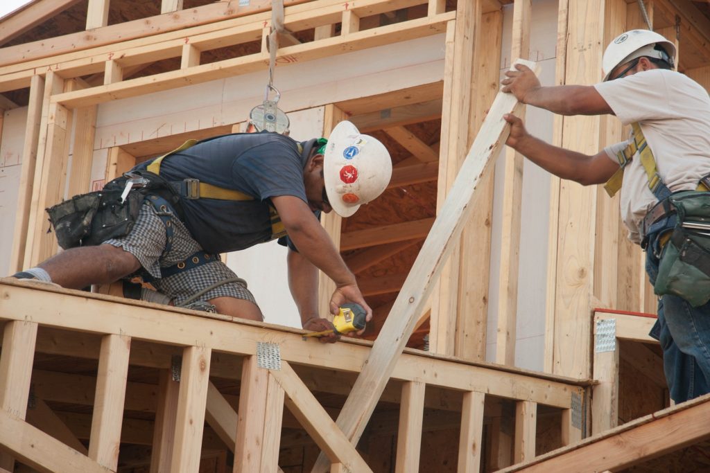 Bauarbeiter die ein Haus bauen