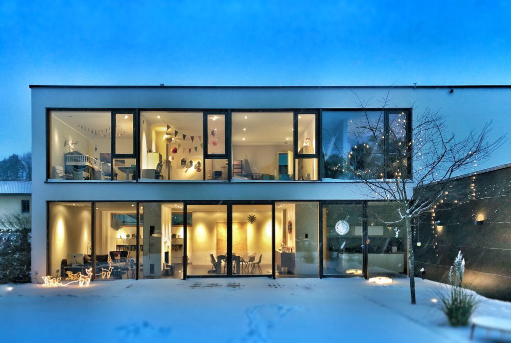 Modernes Haus mit vielen Fenstern im Winter