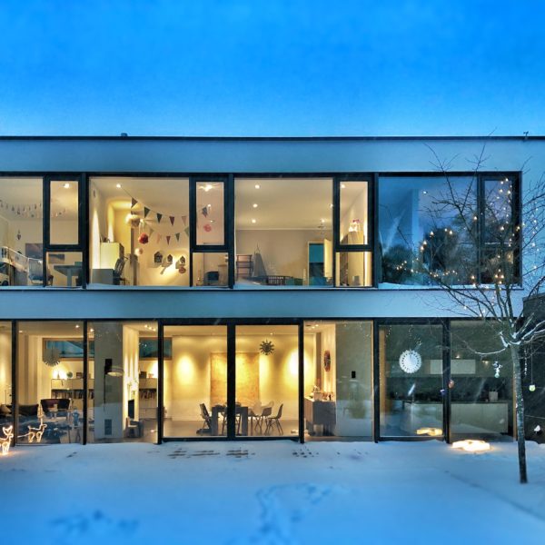 Modernes Haus mit vielen Fenstern im Winter
