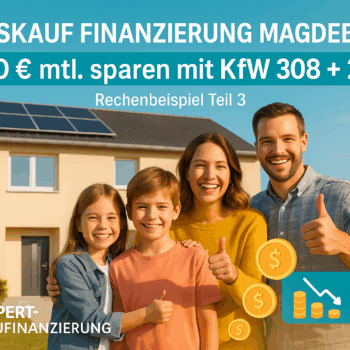 Glückliche Familie steht vor modernem Einfamilienhaus mit Solaranlage und Wärmepumpe. Text: „Hauskauf Finanzierung Magdeburg – 470 € mtl. sparen mit KfW 308 + 261 – Rechenbeispiel Teil 3“.